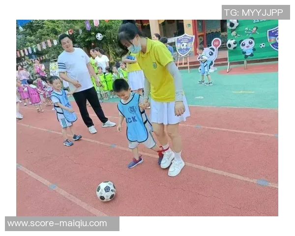 幼儿园足球操视频教学让孩子们在快乐中锻炼身体增强团队合作意识 幼儿园足球操视频教学让孩子们在快乐中锻炼身体增强团队合作意识